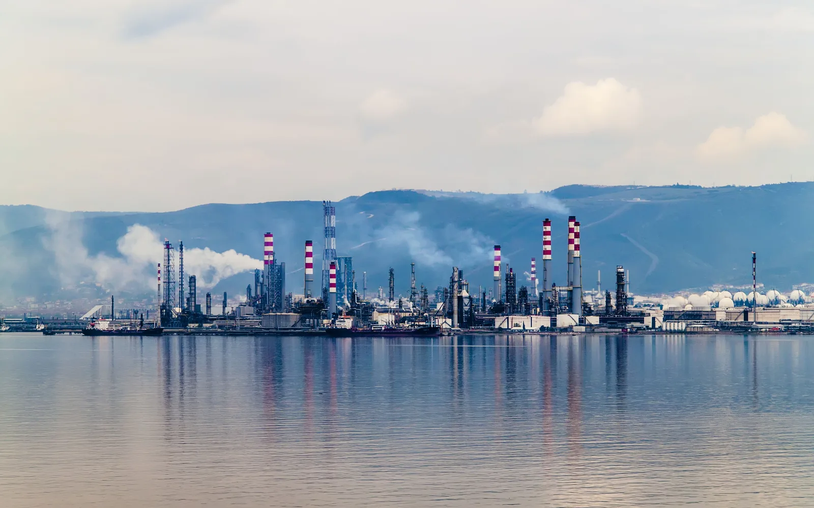 Oil and natural gas refinery with industrial structures and equipment